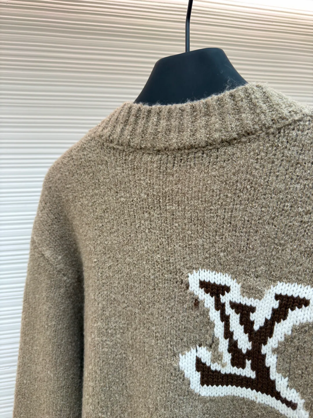 LOUIS VUITTON double-sided intarsia sweater ●Original version: Purchased and developed by 10699 ●Item number: 1680925-A85 ●Fabric: wool blended fabric ●Technology: knitted intarsia production ●Version: fitted version ●Weight: about 655 grams ●Size: S-M-L-XL ●Description: Made of custom-woven and dyed sheep wool 65% cotton %20 Spandex 15%. The special washing process is very soft and skin-friendly. It has 7 knitting workers. The thickness of each stitch of the inlay on the clothing logo is consistent with ZP. The back logo is mirror inlay. This crew-neck sweater is made of a blend of sheep wool and yak hair, and uses thick yarn to create a comfortable texture. The contrasting LV logo is integrated into the knitted fabric, and the mirror-effect logo is cleverly displayed on the rear. The casual and elegant design makes it easy to style your weekend look. The overall wiring is straight and delicate, the fabric is comfortable and soft, and the color is consistent without color difference. It can be matched with the same style to create a fashionable look and control various occasions. Customized accessories, complete with three standards, same style for men and women!